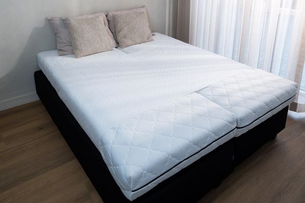 The Bedbinder Deluxe connecting two mattresses into one smooth surface