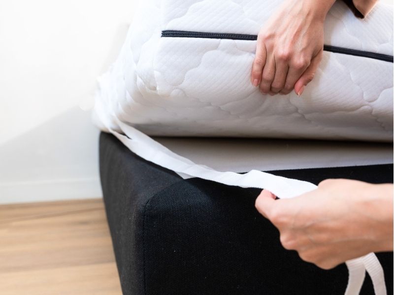 Stap 2: Trek de banden onder de matrassen door