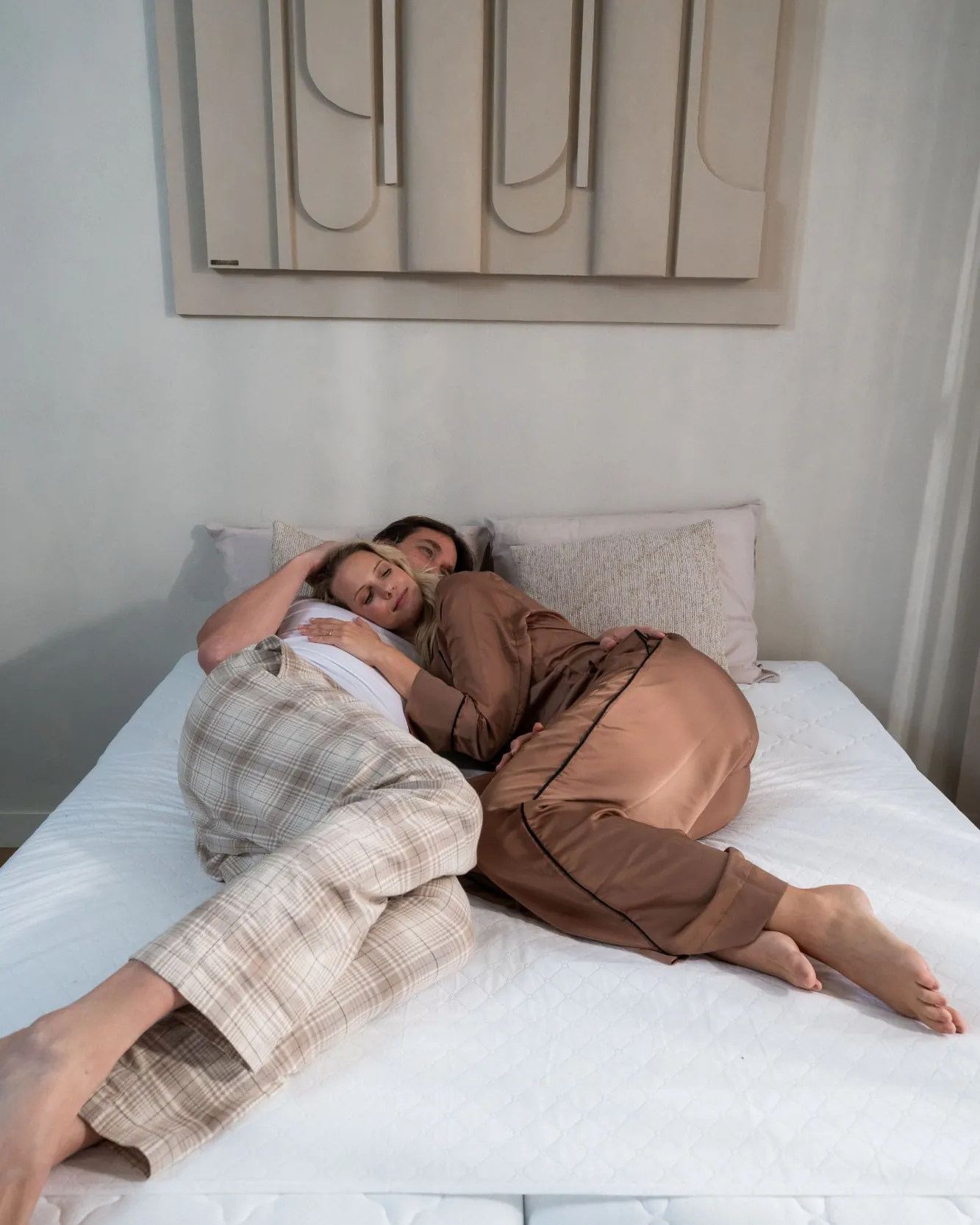 Mit dem Bedbinder: das Paar liegt zusammen in der Mitte eines Bettes, ohne Naht