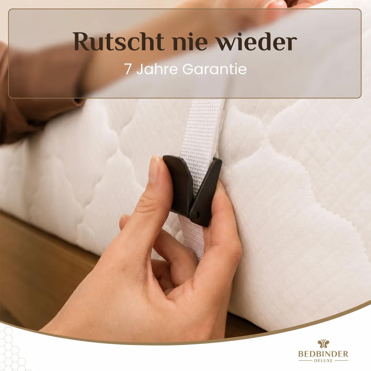 Nahaufnahme: eine Hand klickt die schwarze Schnalle der Bedbinder Deluxe zu