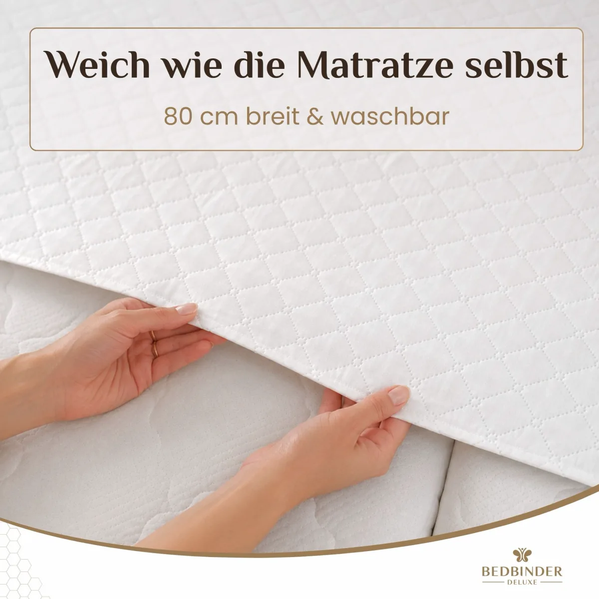 Zwei H&auml;nde heben den gesteppten, 80 cm breiten Stoff der Bedbinder Deluxe an