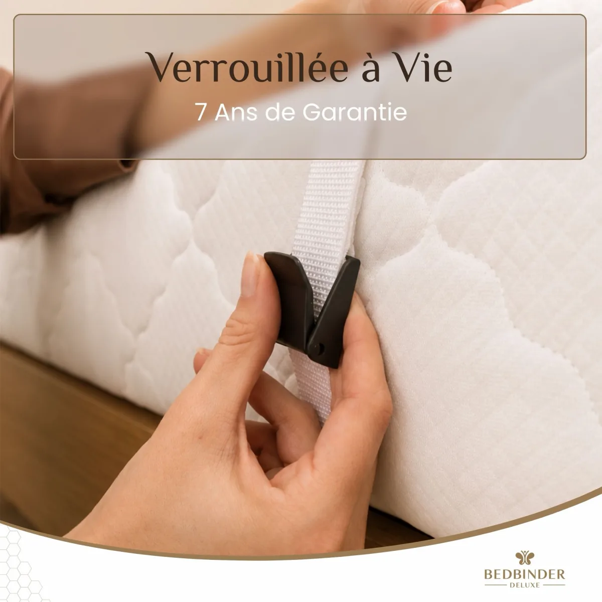 Gros plan d'une main qui clipse la boucle noire du Bedbinder Deluxe