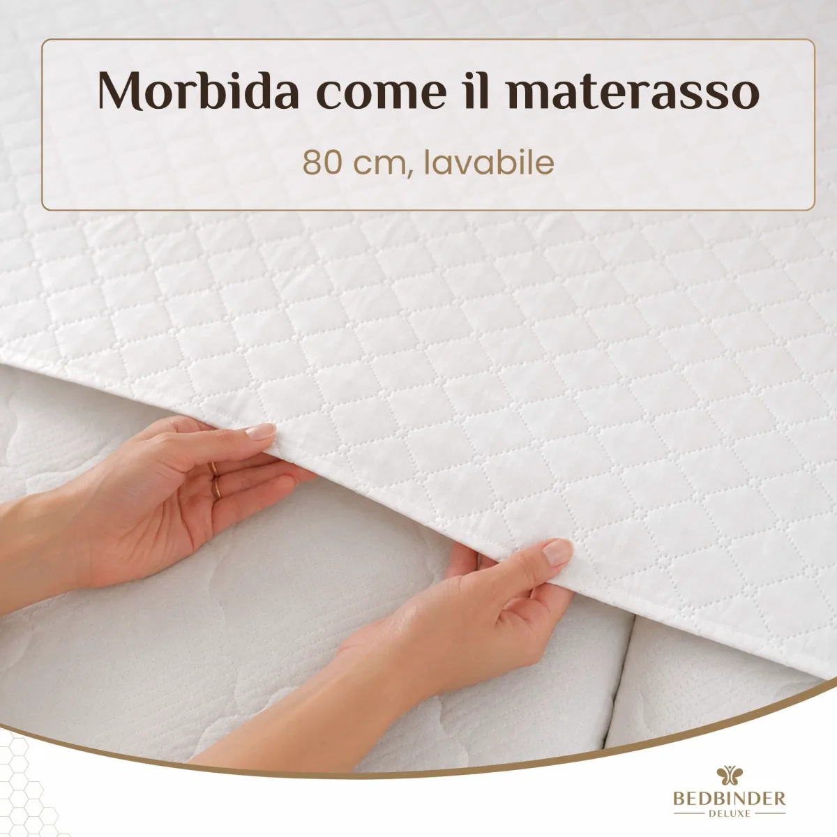 Due mani sollevano il tessuto trapuntato da 80 cm del Bedbinder Deluxe