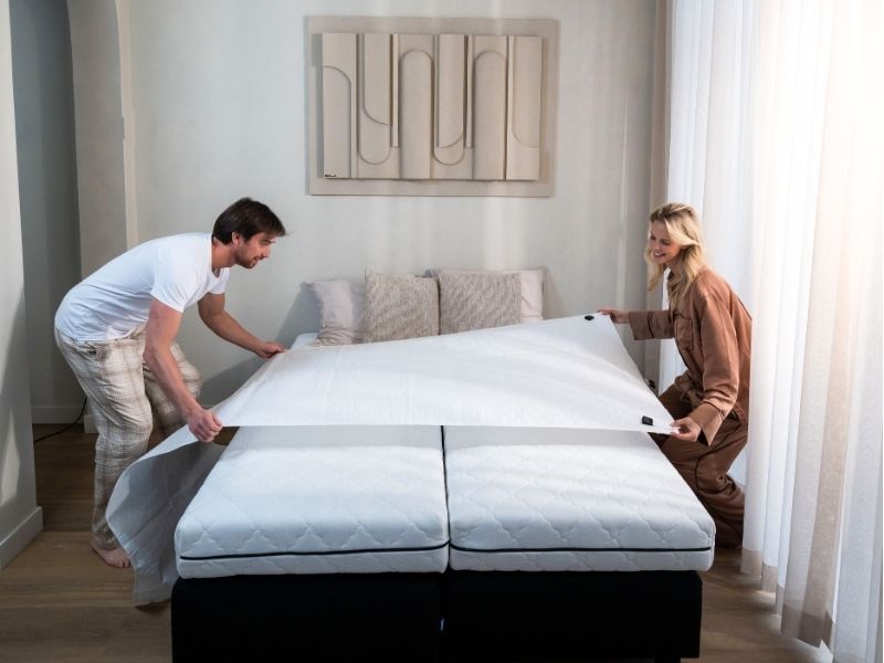 Stap 1: leg de Bedbinder Deluxe over het midden van beide matrassen