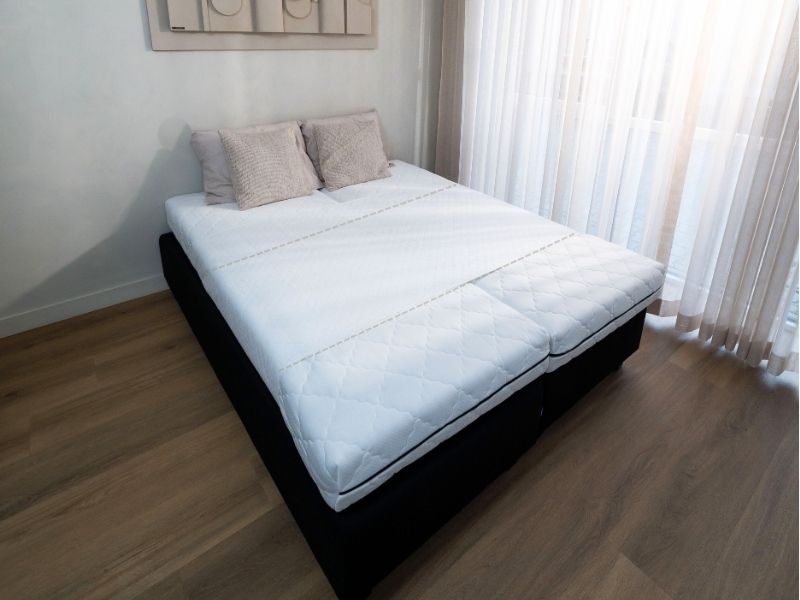 Bedbinder Deluxe onder twee matrassen, gezien vanaf de zijkant