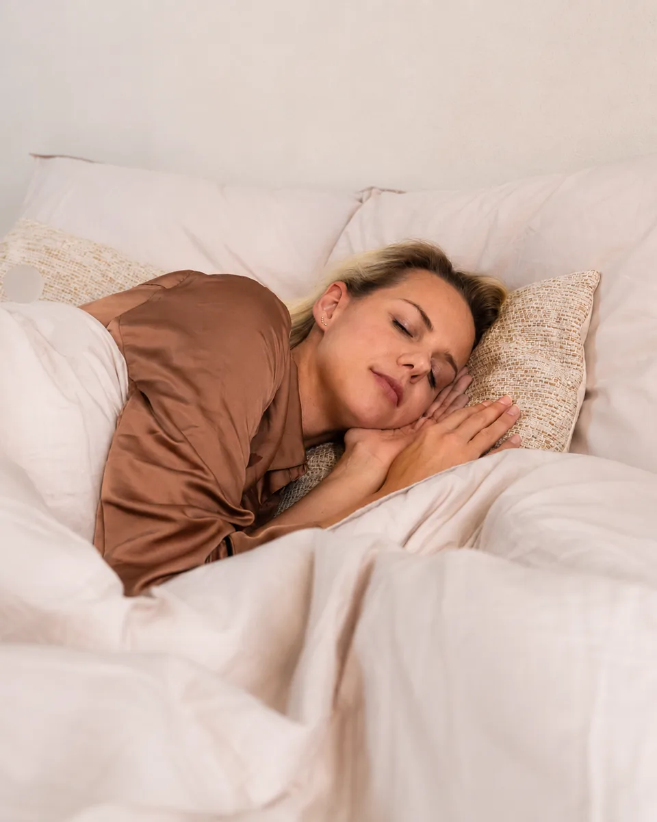 Vrouw slaapt rustig op een bed zonder spleet