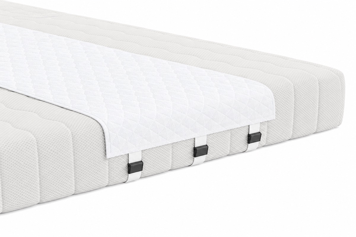 Close-up van de afgeronde nylon gespen van de Bedbinder Deluxe aan de zijkant van het bed