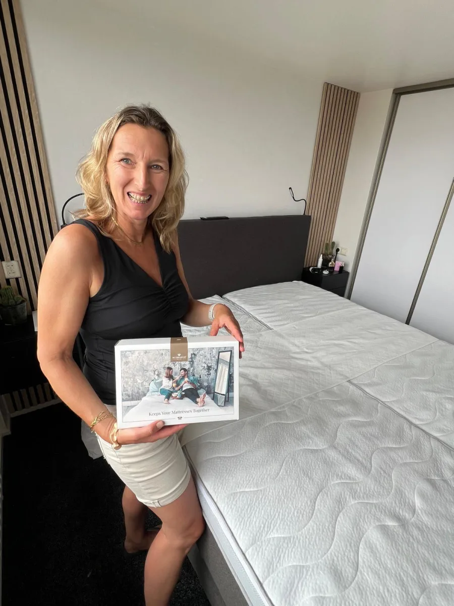 Marike met de doos van haar Bedbinder Deluxe