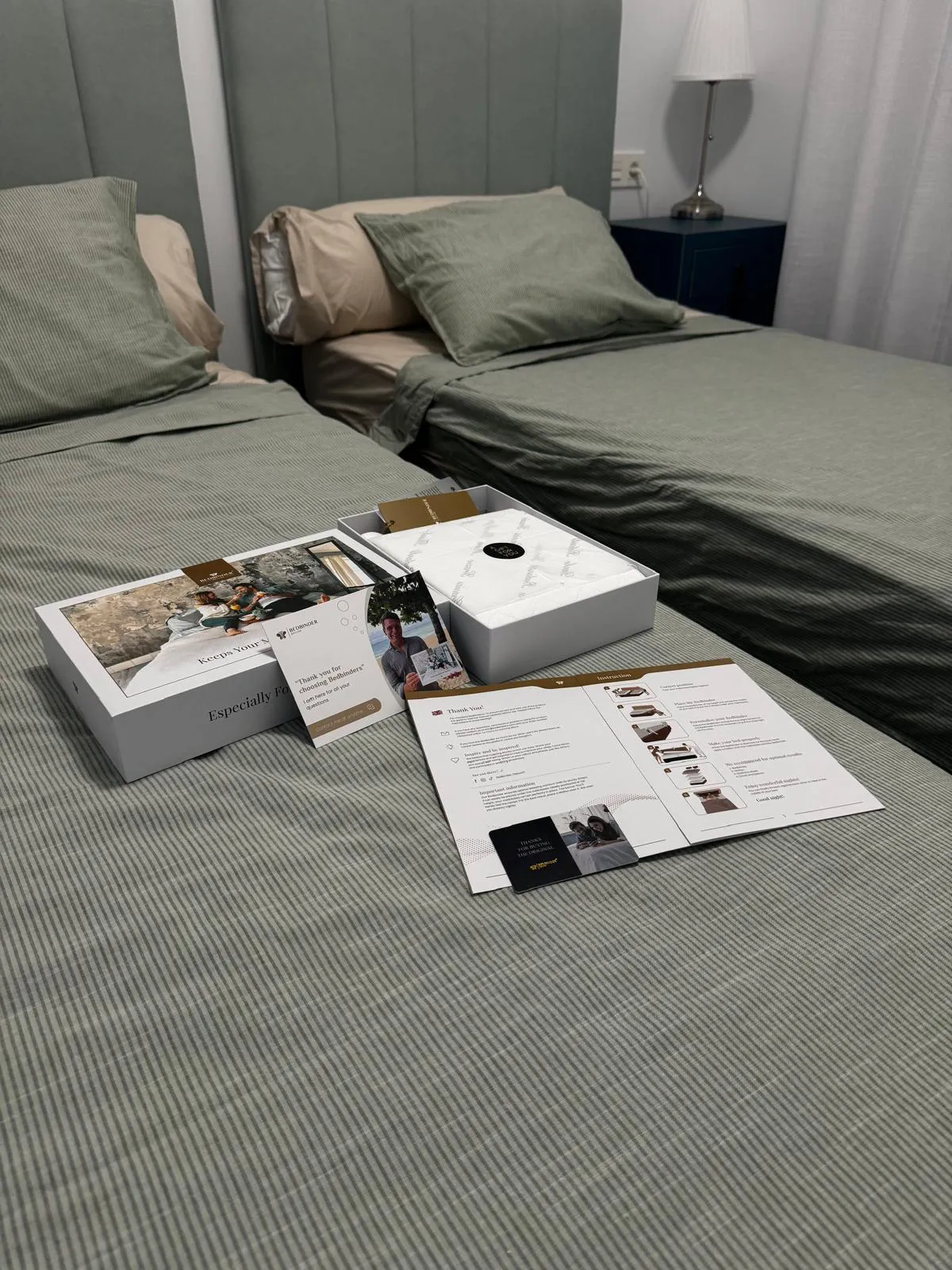 De Bedbinder Deluxe-doos geopend op twee losse bedden in het Spaanse vakantie-appartement