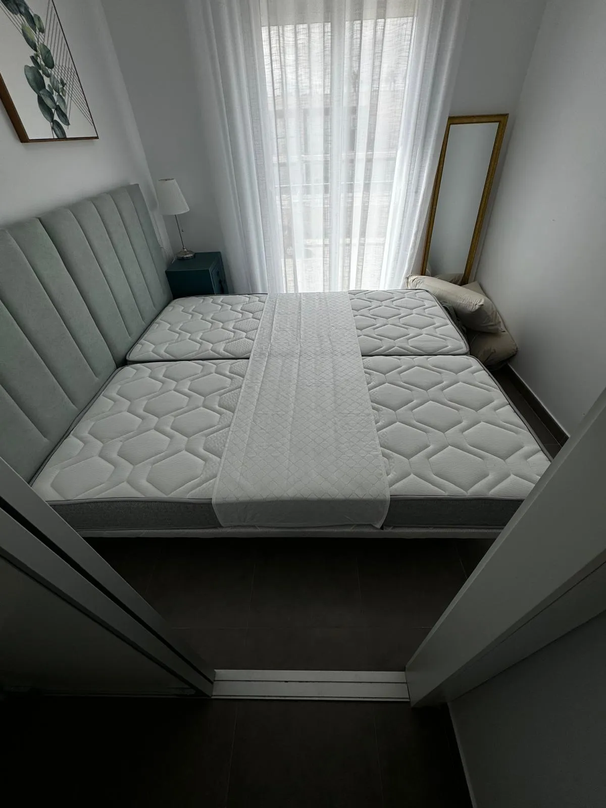 De twee matrassen verbonden met de Bedbinder Deluxe, van bovenaf