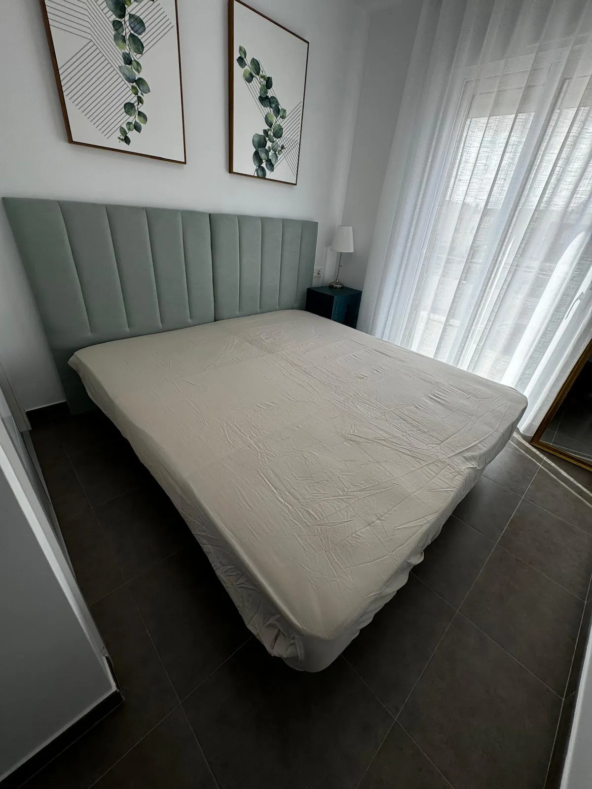 Het samengevoegde bed met een king-hoeslaken eroverheen